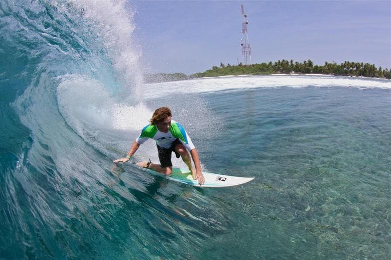 Surfing experience in North Malé atoll